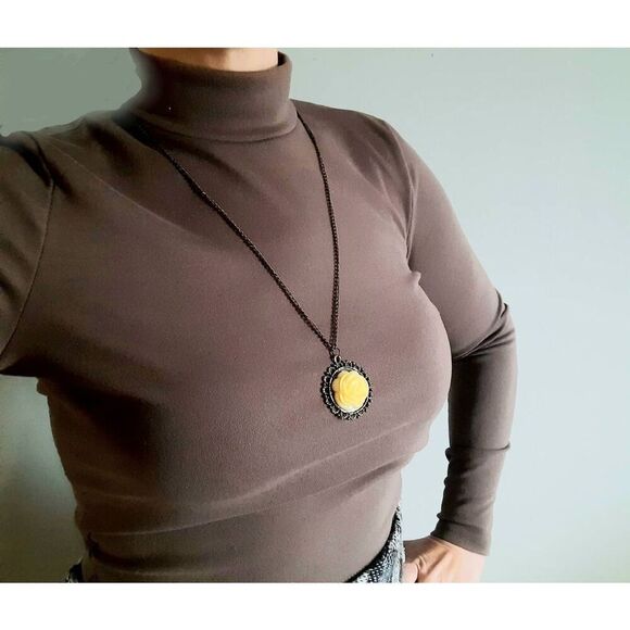 2/$21 Ladies Flower Vintage Style Necklace - Picture 6 of 11